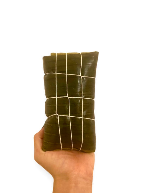 Hallaca - gefüllte Maisteig-Tasche im Kochbananenblatt