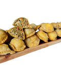 Nahaufnahme von mehreren Pastelitos und es ist die Füllung zu erkennen