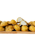 Mehrere Pastelitos mit Käse auf einem Holztablett und erkennbarer Füllung