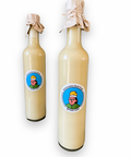 Ponche crema - Flasche Eierlikör auf weißem Hintergrund