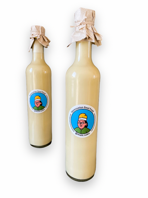 Ponche crema - Flasche Eierlikör auf weißem Hintergrund